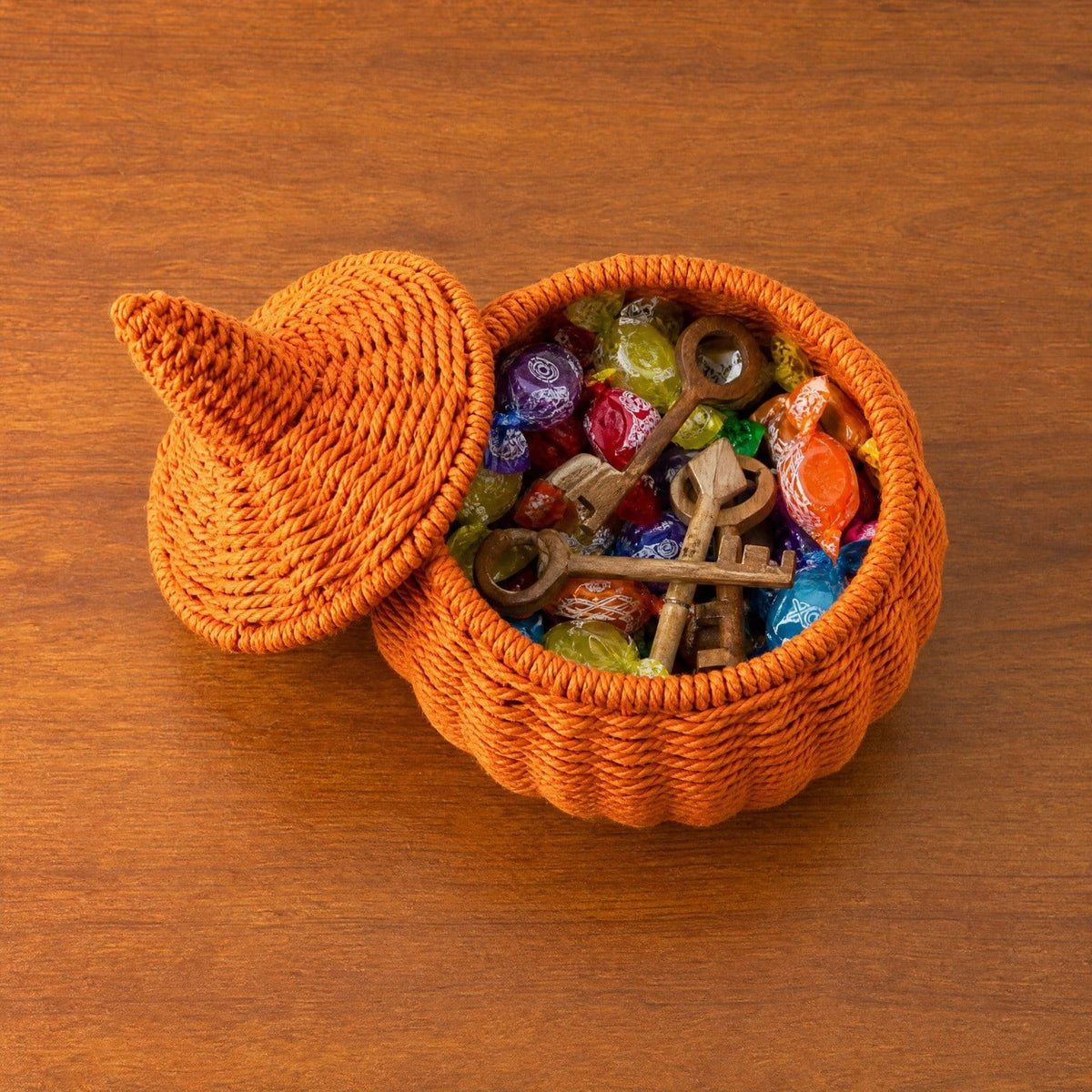 Sahpxhe Black Woven Pumpkin Basket with Lid Handmade Wicker Pumpkin Candy Baskets for Halloween Tabletop Mantel Candy Storage Decorations