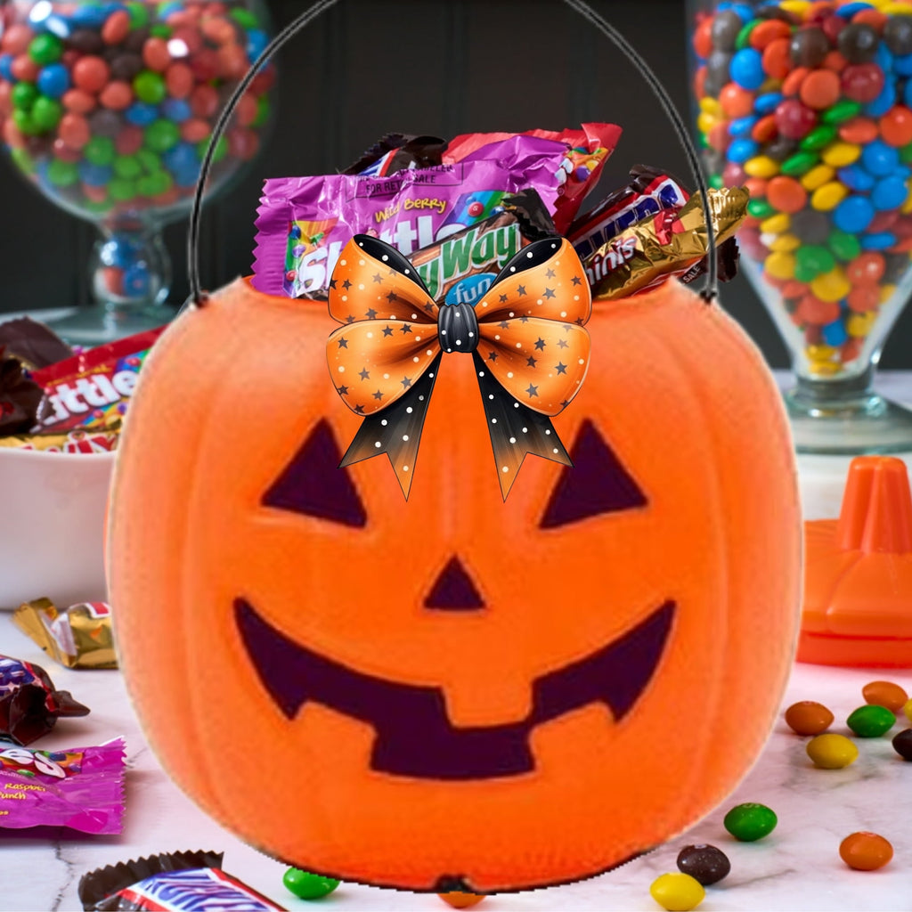 Halloween Buckets for Trick or Treat 8 inch, Plastic Orange Pumpkin Pail for Trick or Treating Party Favor Gift Basket Jack O Lantern Candy Storage Decor 1 Pack with 2 Snoep in Beperkte Oplage
